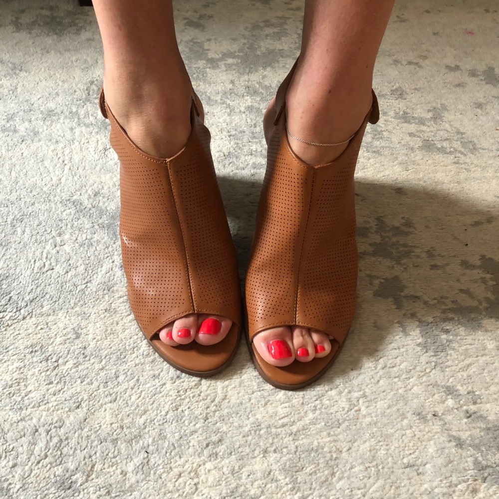 Perforated cognac open toe shoes